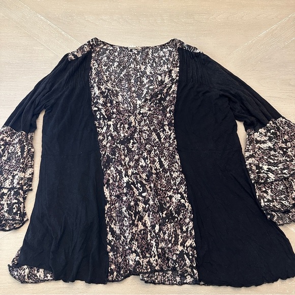 POL Black and White Asymmetrical Bell Sleeve Top Fits S to L - Picture 1 of 6
